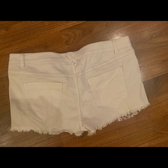 Women’s light colored ripped distressed shorts size 31 - Picture 3 of 6